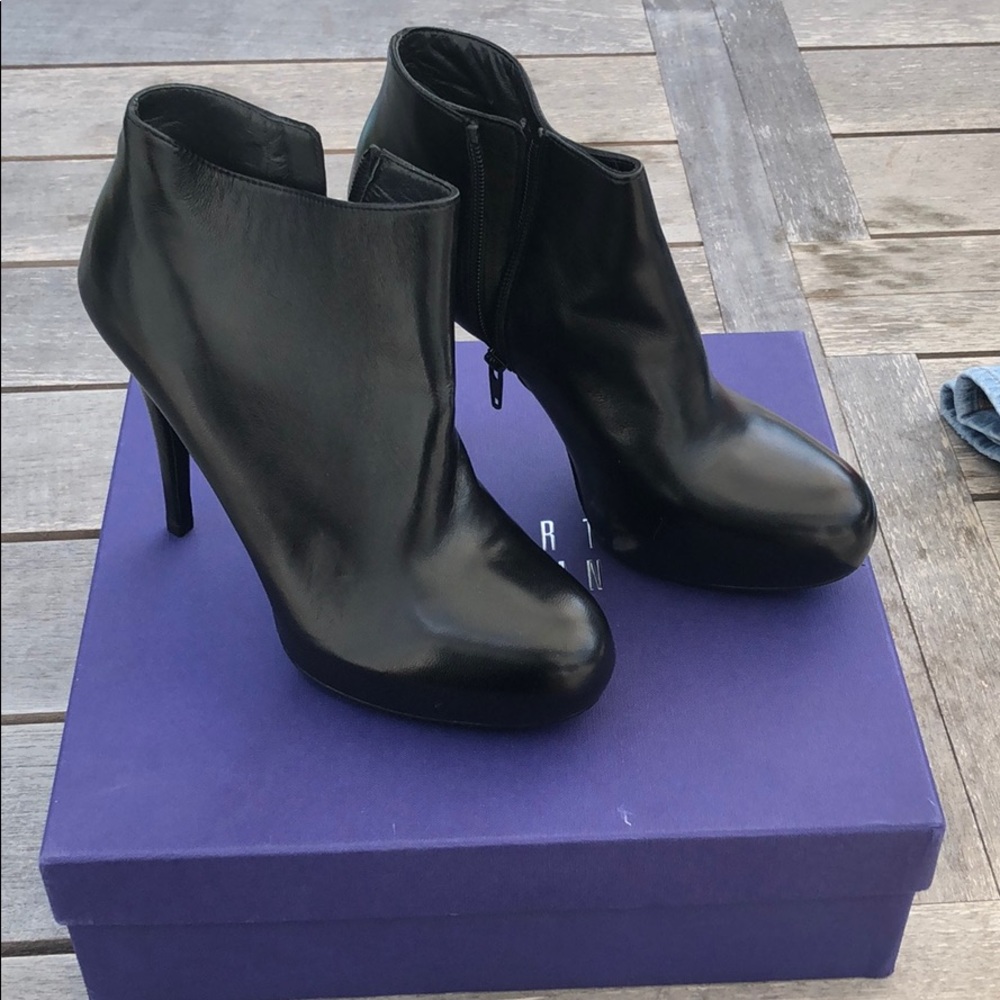 Stuart Weitzman Black leather bootie size 6.5